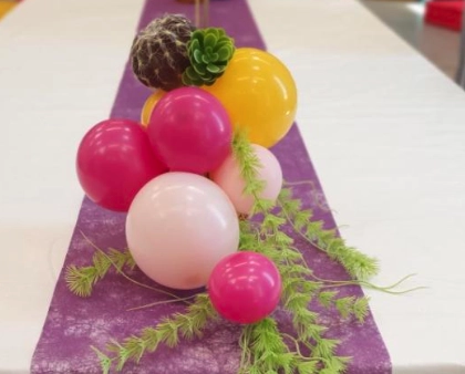 Centre de table en ballons sur le thème de la Coachella