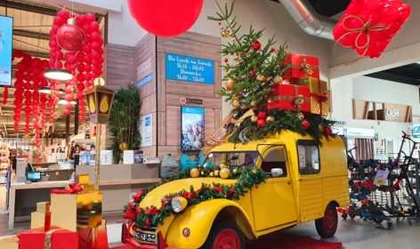Décoration de noël en ballons dans les tons rouge et doré