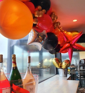 Cette guirlande festive souligne la vitrine d’accueil de ce bar