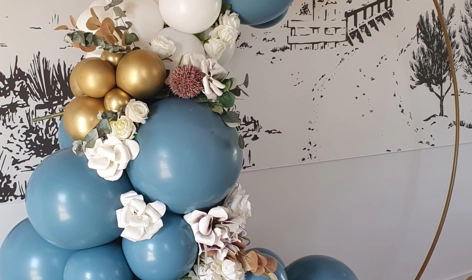 Cercle en ballons dans les tons bleus pour un mariage 
