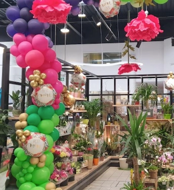 Une guirlande XXL pour l’occasion de la fête des mères dans cet espace de vente de plantes